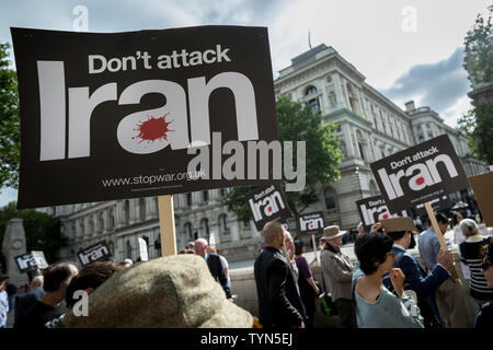 Londres, Royaume-Uni. 26 juin 2019. N'attaquez pas l'Iran de protestation anti-guerre en face de Downing Street. Plus d'une centaine de membres et sympathisants de coalition contre la guerre se réunissent à Whitehall pour s'opposer à toute menace d'action militaire contre l'Iran en tant que dirigeant iranien Hassan Rohani et nous président Donald Trump trad insultes similaire à la 2017 des affrontements entre les Etats-Unis et la Corée du Nord tout en mettant de l'avant les sanctions. Arrêter la guerre partisans réclamer une guerre avec l'Iran aurait des conséquences incalculables, peut-être supérieure à la désastreuse guerre en Irak en 2003. Crédit : Guy Josse/Alamy Live News Banque D'Images