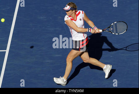 Kim Clijsters de Belgique s'apprête à frapper un revers dans sa défaite à Laura Robson de Grande-Bretagne à l'US Open 2012 en Championnats de tennis Arthur Ashe Stadium à la Billie Jean King National Tennis Center à New York le 29 août 2012. Avec la perte Kim Clijsters a officiellement pris sa retraite du tennis professionnel. UPI/John Angelillo Banque D'Images