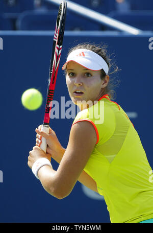 Laura Robson de Grande-Bretagne s'apprête à frapper un revers à Na Li de la Chine dans un deuxième tour dans le stade Louis Armstrong à la Billie Jean King National Tennis Center à New York le 31 août 2012, l'UPI/John Angelillo Banque D'Images