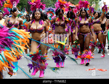 Les femmes vêtues de fête en mars la West Indian Day Parade qui a eu lieu dans le quartier de Brooklyn, le 3 septembre 2012 à New York. Des milliers d'assister à la parade annuelle qui comprend des costumes, de la danse et de la musique de la Caraïbe des Nations unies. UPI /Monika Graff Banque D'Images