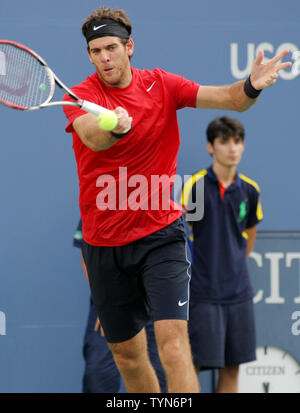 Juan Martin Del Potro, l'Argentine, renvoie la balle à Andy Roddick, USA, dans le troisième ensemble de leur quatrième match pendant l'US Open 2012 s'est tenue au National Tennis Center le 5 septembre 2012. Photo UPI/Monika Graff Banque D'Images