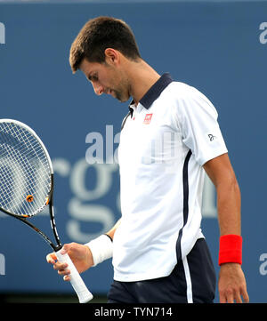 Novak Djokovic, Serbie, réagit après avoir perdu un point à David Ferrer, l'Espagne, dans la première série de leurs demi-finales match à l'US Open s'est tenue au National Tennis Center le 8 septembre 2012 à New York. Photo UPI/Monika Graff Banque D'Images