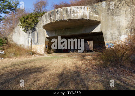 Les vestiges du fort Dearborn, un bunker de la Seconde Guerre mondiale, au motif de Odiorne Point State Park à Rye, New Hampshire, USA pendant les mois de printemps. Banque D'Images