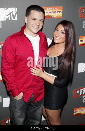 Chris Bruckner et Deena Nicole Cortese arrivent sur le tapis rouge pour le 'Jersey Shore' Premiere saison finale à Bagatelle à New York le 4 octobre 2012. UPI/John Angelillo Banque D'Images