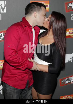 Chris Bruckner et Deena Nicole Cortese arrivent sur le tapis rouge pour le 'Jersey Shore' Premiere saison finale à Bagatelle à New York le 4 octobre 2012. UPI/John Angelillo Banque D'Images