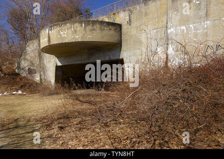 Les vestiges du fort Dearborn, un bunker de la Seconde Guerre mondiale, au motif de Odiorne Point State Park à Rye, New Hampshire, USA pendant les mois de printemps. Banque D'Images