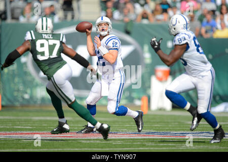 Indianapolis Colts quarterback Andrew Luck (12) ressemble à transmettre à Indianapolis Colts tight end Dwayne Allen (83), New York Jets en dehors de secondeur Calvin Pace (97) pressions au premier trimestre au cours de la semaine 6 de la NFL saison au stade MetLife à East Rutherford, New Jersey le 14 octobre 2012. UPI/Riche Kane Banque D'Images