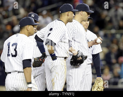 New York Yankees Alex Rodriguez, Derek Jeter et Mark Teixeira stand avec le lanceur partant Andy Pettitte qu'il sera retiré du jeu dans la septième manche contre les Tigers de Detroit dans le jeu 1 de l'ALCS au Yankee Stadium de New York le 13 octobre 2012. UPI/John Angelillo Banque D'Images