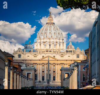 Vue du dôme de Saint Pierre et du Vatican à Rome, à journée ensoleillée en été. Derrière le temple est le bleu du ciel. Le Vatican est le plus important dans l'état Banque D'Images