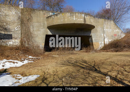 Les vestiges du fort Dearborn, un bunker de la Seconde Guerre mondiale, au motif de Odiorne Point State Park à Rye, New Hampshire, USA pendant les mois de printemps. Banque D'Images