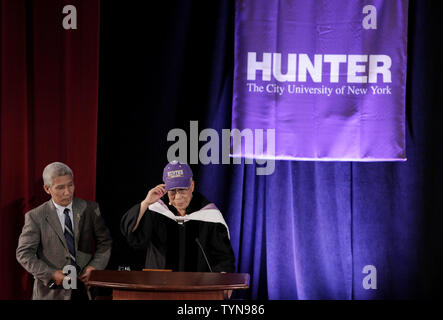 Sa Sainteté le 14e Dalaï Lama, Tenzin Gyasto, parle sur scène à Hunter College, où il a reçu un diplôme honorifique, un Docteur ès lettres, le 19 octobre 2012 dans la ville de New York. En 1989, il a reçu le Prix Nobel de la paix pour sa lutte non-violente pour la libération du Tibet. UPI/John Angelillo Banque D'Images