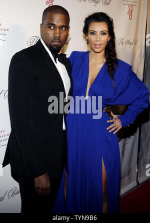 Kim Kardashian et Kanye West arrivent sur le tapis rouge à la Fondation Gabrielle's Angel Angel Ball 2012 à Cipriani sur Wall Street à New York City le 22 octobre 2012. UPI/John Angelillo Banque D'Images