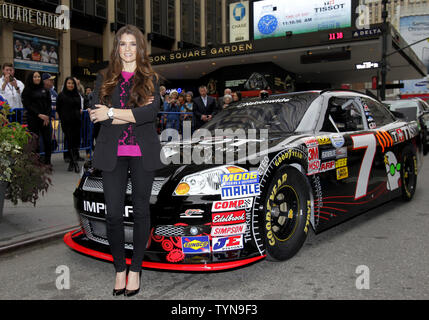 Tissot montres suisses, le premier garde-temps officiel de Madison Square Garden, dévoile le nouveau hall d'horloges dans brandÕs la billetterie au Madison Square Garden avec l'aide de Danica Patrick, grand Knicks Larry Johnson et Adam Graves légende Rangers au Madison Square Garden de New York le 25 octobre 2012. UPI/John Angelillo Banque D'Images