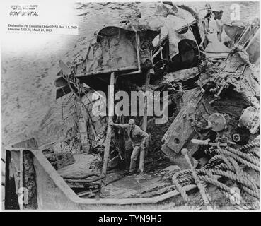 USS California (BB37)- Salvage 3-21-43, 1628-43 ; structure du pont à au port de 40 degrés ; la portée et contenu : c'est l'un d'une collection de photographies d'opérations de récupération à Pearl Harbor Naval Shipyard pris par les chantiers durant la période suivant l'attaque japonaise sur Pearl Harbor qui a initié la participation américaine à la seconde guerre mondiale. Les photographies sont trouvés dans un certain nombre de fichiers dans plusieurs séries de documents de chantier naval. Banque D'Images