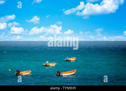 Belle plage exotique marine avec petits bateaux sur l'eau bleu de la mer et du ciel avec des nuages blancs. Il est situé à Fuerteventura, île des Canaries. Banque D'Images