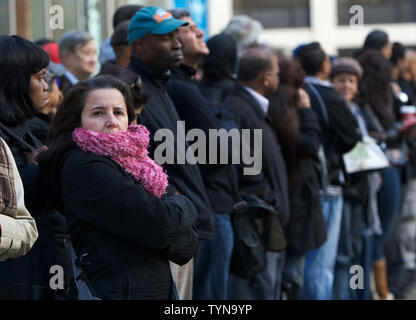 Les gens attendre dans de longues lignes de bus qui les mènera vers des régions où le service de métro a été suspendu dans le lower Manhattan en raison de la panne causée par l'Ouragan Sandy, le 2 novembre 2012 à New York. Des centaines de milliers tout au long de la côte est ont été privés d'électricité après l'ouragan a l'enregistrement sur les ondes de tempête et de vents violents. UPI /Monika Graff Banque D'Images