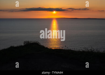 Superbe coucher du soleil doré des falaises de Moher à l'extérieur, vers l'île d'Irlande, d'Inisheer, personne à l'image Banque D'Images