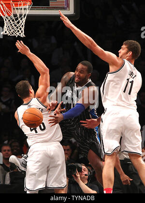 Orlando Magic center Glen Davis (11) passer le ballon contre Brooklyn Nets avant Kris Humphries (43) et des filets de Brooklyn center Brook Lopez (11) au cours de la deuxième moitié de l'Indice Barclays Center de New York le 11 novembre 2012. Magic 82 Filets de battre à 74 ans. UPI/Nicole Sweet Banque D'Images