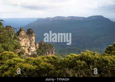 Deux des trois soeurs rock formation dans les montagnes bleues avec une immense montagne avec la lumière du soleil, dernier orange Katoomba, New South Wales, Australie Banque D'Images