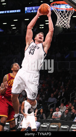 Brooklyn Nets avant Kris Humphries (43) met en place un tir contre Cleveland Cavaliers en avant Alonzo Gee (33) au cours du 3ème trimestre au Barclays Center à New York le 13 novembre 2012. Battre les Cavaliers filets 114-101. UPI/Nicole Sweet Banque D'Images