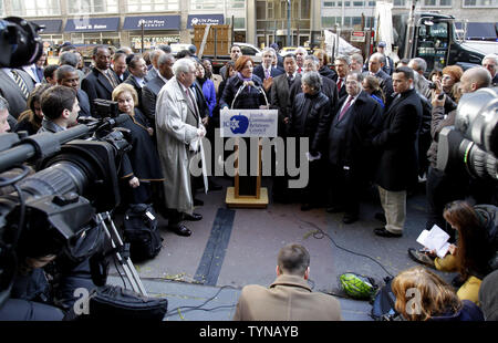 New York City Council Christine Quinn et à New York les représentants élus et les dirigeants communautaires s'exprimer comme un signe de soutien à Israël le droit de légitime défense avant un rassemblement à l'extérieur du consulat israélien à New York le 20 novembre 2012. Depuis que les violences ont éclaté le 14 novembre, des militants de Gaza ont tiré plus de 1 000 roquettes sur l'Etat juif, tuant trois personnes et en blessant des dizaines. UPI/John Angelillo Banque D'Images