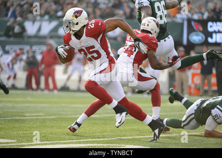Arizona Cardinals gratuit à la Kerry Rhodes (25) s'exécute après une interception dans le premier trimestre à l'égard de la Nouvelle York Jets dans la semaine 13 de la saison NFL à MetLife Stadium à East Rutherford, New Jersey le 2 décembre 2012. UPI/Riche Kane Banque D'Images