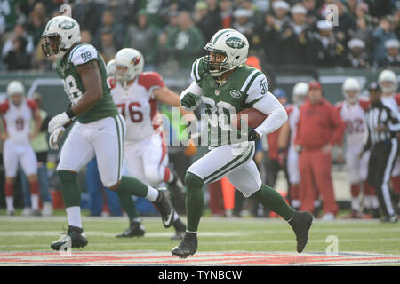 New York Jets coffre LaRon Landry (30) porte le ballon après une interception dans le deuxième trimestre contre l'Arizona Cardinals dans la semaine 13 de la saison NFL à MetLife Stadium à East Rutherford, New Jersey le 2 décembre 2012. UPI/Riche Kane Banque D'Images