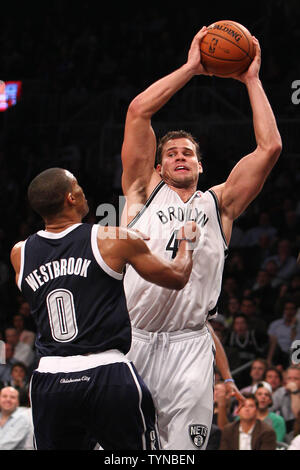 Brooklyn Nets avant Kris Humphries (43) a l'air de passer la balle contre Oklahoma City Thunder guard Russell Westbrook (0) au quatrième trimestre à la Barclays Center de New York le 4 décembre 2012. Le Thunder a battu les filets, 117-111. UPI/Nicole Sweet Banque D'Images