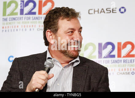 '12-12-12', le Concert pour l'allégement de sable, événement producteur James Dolan parle aux médias lors d'une conférence de presse dans le Madison Square Garden de New York le 7 décembre 2012. Près de 2 milliards de personnes auront accès au concert-bénéfice via la télévision, la radio et l'internet. UPI/John Angelillo Banque D'Images