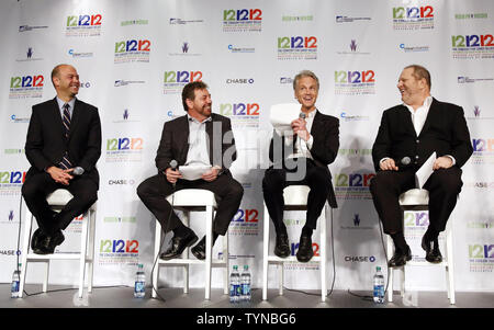 '12-12-12', le Concert pour l'allégement de sable, les producteurs d'événements James Dolan, John Sykes et Harvey Weinstein avec Robin Hood Foundation Directeur exécutif David Saltzman (L) parler aux médias lors d'une conférence de presse dans le Madison Square Garden de New York le 7 décembre 2012. Près de 2 milliards de personnes auront accès au concert-bénéfice via la télévision, la radio et l'internet. UPI/John Angelillo Banque D'Images