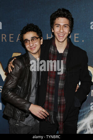 Alex Wolff et Nat Wolff arrivent sur le tapis rouge à la 'Les Misérables' première au Ziegfeld Theatre à New York le 10 décembre 2012. UPI/John Angelillo Banque D'Images