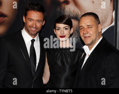 Hugh Jackman, Anne Hathaway et Russell Crowe arrivent sur le tapis rouge à la 'Les Misérables' première au Ziegfeld Theatre à New York le 10 décembre 2012. UPI/John Angelillo Banque D'Images