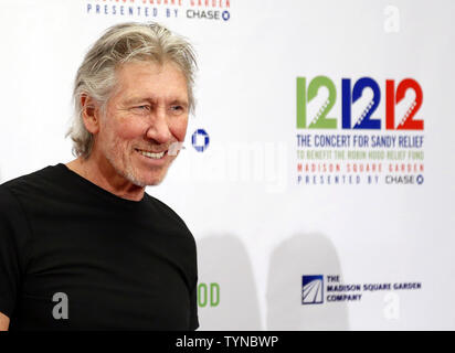 Roger Waters arrive dans la salle de presse au '12-12-12', le Concert pour l'allégement de sable, au Madison Square Garden de New York le 12 décembre 2012. Près de 2 milliards de personnes ont accès à l'avantage les concerts par la télévision, la radio et internet. UPI/John Angelillo Banque D'Images