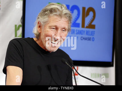Roger Waters parle dans la salle de presse au '12-12-12', le Concert pour l'allégement de sable, au Madison Square Garden de New York le 12 décembre 2012. Près de 2 milliards de personnes ont accès à l'avantage les concerts par la télévision, la radio et internet. UPI/John Angelillo Banque D'Images