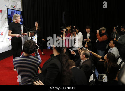 Roger Waters parle dans la salle de presse au '12-12-12', le Concert pour l'allégement de sable, au Madison Square Garden de New York le 12 décembre 2012. Près de 2 milliards de personnes ont accès à l'avantage les concerts par la télévision, la radio et internet. UPI/John Angelillo Banque D'Images