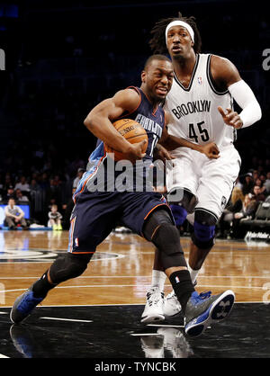 Charlotte Bobcats Kemba Walker durs par Brooklyn Nets Gerald Wallace dans le premier trimestre au Barclays Center à New York le 28 décembre 2012. P.J. Carlesimo a été nommé entraîneur intérimaire jeudi, lorsque les filets tirés Avery Johnson. UPI/John Angelillo Banque D'Images