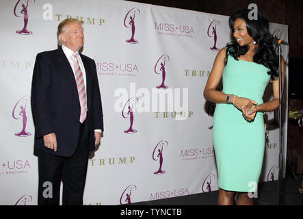 Donald Trump se tient sur la scène tandis que Miss USA Nana Meriwether parle avant la cérémonie de couronnement de la nouvelle Miss USA à Trump Tower à New York City le 9 janvier 2013. Nana Meriwether premier finaliste dans le concours de Miss USA, assumera le règne de Miss USA après Olivia Culpo a remporté le titre de Miss Univers en 2012. UPI/John Angelillo Banque D'Images