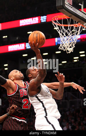 Brooklyn Nets avant Andray Blatche (0) met en place un tir contre les Chicago Bulls en avant Taj Gibson (22) au quatrième trimestre à la Barclays Center de New York le 1 février 2013. Les filets défait les Bulls 93-89. UPI/Nicole Sweet Banque D'Images