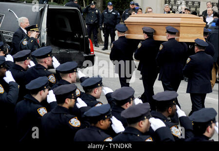 Les porteurs portent le cercueil de l'ancien maire de la ville de New York, Edward Koch à un corbillard après ses funérailles à Temple Emanu-El à New York le 4 février 2013. Koch est mort vendredi d'insuffisance cardiaque à l'âge de 88. UPI/Dennis Van Tine Banque D'Images