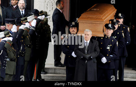 Les porteurs portent le cercueil de l'ancien maire de la ville de New York, Edward Koch à un corbillard après ses funérailles à Temple Emanu-El à New York le 4 février 2013. Koch est mort vendredi d'insuffisance cardiaque à l'âge de 88. UPI/Dennis Van Tine Banque D'Images