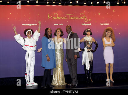 Pat Houston et Gary Houston stand avec quatre personnages de cire de l'icône pop Whitney Houston quand ils sont dévoilés pour la première fois chez Madame Tussauds à New York le 7 février 2013. Les quatre personnages de cire de Whitney Houston seront installés dans chacun des quatre emplacements de Madame Tussauds basées aux États-Unis, à New York City, Washington D.C., Hollywood et Las Vegas. UPI/John Angelillo Banque D'Images