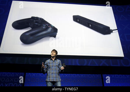 Jeu légendaire designer Mark Cerny parle sur scène à propos de la nouvelle manette Dualshock 4 contrôleur à l'annonce de la nouvelle Playstation 4 de Sony au centre de Manhattan à New York le 20 février 2013. La nouvelle PS4 est configuré pour être libéré dans la saison des vacances de 2013 plus tard cette année. UPI/John Angelillo Banque D'Images