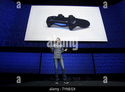 Jeu légendaire designer Mark Cerny parle sur scène à propos de la nouvelle manette Dualshock 4 contrôleur à l'annonce de la nouvelle Playstation 4 de Sony au centre de Manhattan à New York le 20 février 2013. La nouvelle PS4 est configuré pour être libéré dans la saison des vacances de 2013 plus tard cette année. UPI/John Angelillo Banque D'Images