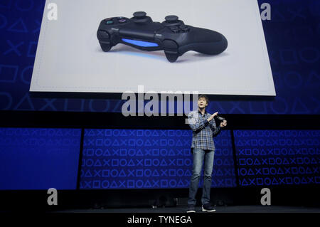 Jeu légendaire designer Mark Cerny détient la nouvelle Dualshock 4 contrôleur à l'annonce de la nouvelle Playstation 4 de Sony au centre de Manhattan à New York le 20 février 2013. La nouvelle PS4 est configuré pour être libéré dans la saison des vacances de 2013 plus tard cette année. UPI/John Angelillo Banque D'Images