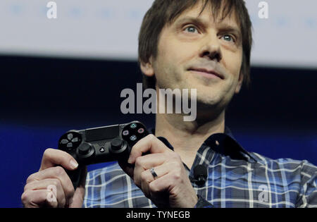 Jeu légendaire designer Mark Cerny détient la nouvelle Dualshock 4 contrôleur à l'annonce de la nouvelle Playstation 4 de Sony au centre de Manhattan à New York le 20 février 2013. La nouvelle PS4 est configuré pour être libéré dans la saison des vacances de 2013 plus tard cette année. UPI/John Angelillo Banque D'Images