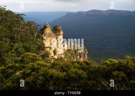 Deux des trois soeurs rock formation dans les Blue Mountains avec orange dernière du soleil, Katoomba, New South Wales, Australie Banque D'Images