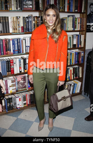 Jessica Alba signe des exemplaires de son livre intitulé "La vie honnête' à Revue de livre de Huntington, New York le 12 mars 2013. UPI/John Angelillo Banque D'Images