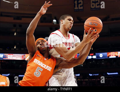 Louisville Cardinals Wayne Blackshear et Syracuse Orange C.J. La juste lutte pour la reprise de la première moitié de la Big East NCAA finales du championnat de basket-ball au Madison Square Garden de New York le 16 mars 2013. Banque D'Images