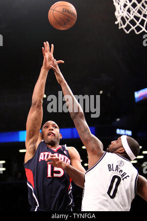 Centre Atlanta Hawks Al Horford (15) fait un panier contre Brooklyn Nets avant Andray Blatche (0) au deuxième trimestre à la Barclays Center de New York le 17 mars 2013. Hawks gagner 105-93. UPI/Nicole Sweet Banque D'Images