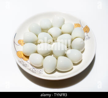 Les oeufs de caille dans une assiette. Banque D'Images